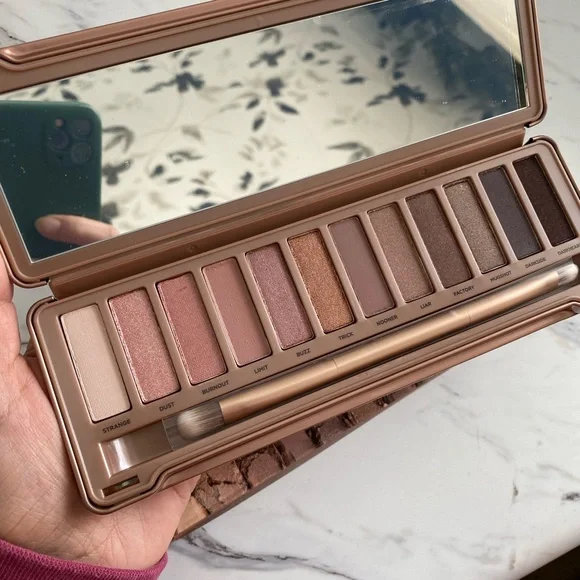 BRAND NEW IN BOX — Urban Decay Naked3 Eyeshadow Palette - Picture 2 of 3